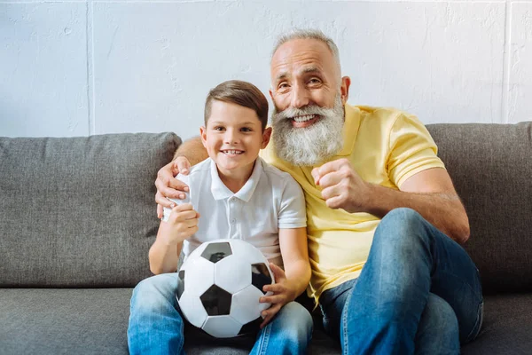 Alegre abuelo y nieto viendo campeonato de fútbol juego —  Fotos de Stock