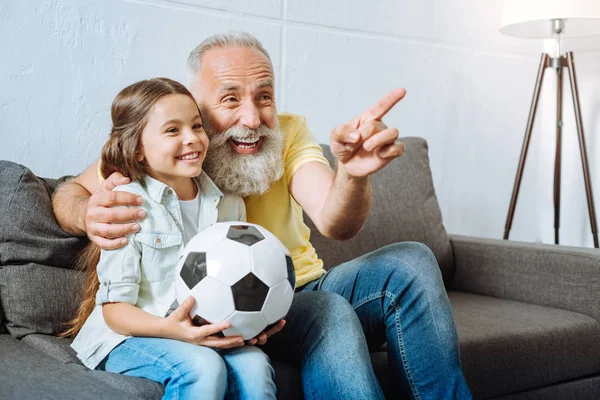 Abuelo y nieta riendo en el momento divertido durante el fútbol —  Fotos de Stock