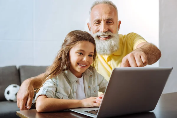 Kislány és a nagyapja, hímzés laptop — Stock Fotó