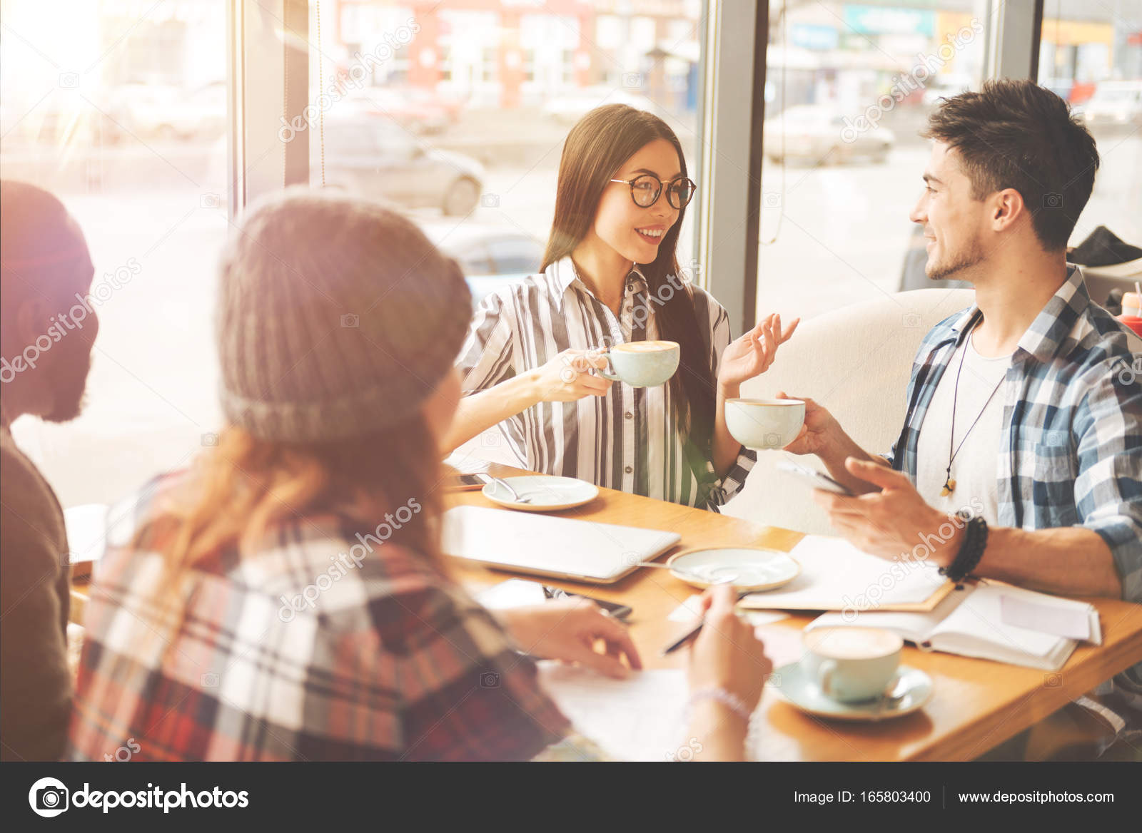 Talk break. Talk break. Качества приятного собеседника психология. Talk break. Бизнес женщины общаются.