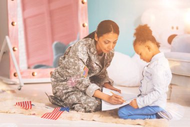 İlham anne kızı nasıl çizileceğini gösterilen