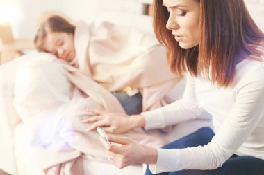 Hayal kırıklığına uğramış kadın elektronik termometre arıyorum