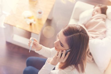 Endişeli kadın kişi Doktor için diyor