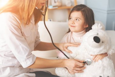 Utangaç çocuk ciddi doktor arıyorum