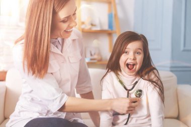 Komik küçük kadın insan ile açılan ağız oturan