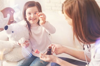 Mutlu çocuk turuncu tablet sol elinde tutan