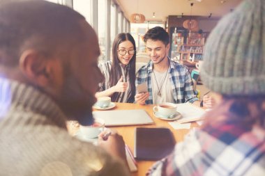 Pozitif öğrenciler birlikte Öğle Yemeği