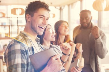 Sonuçtan memnun çok memnun öğrenciler