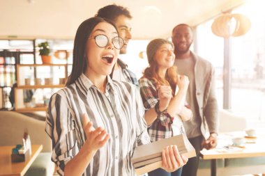 Neşeli öğrenciler kafeteryada ayakta