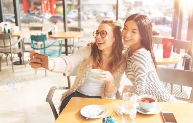 Selfies birlikte yapma olumlu genç kadın