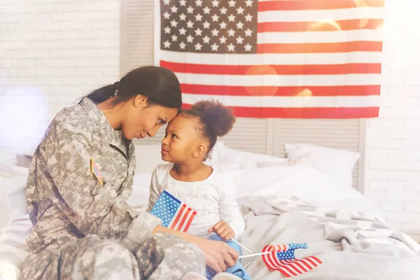 Militaire moeder en dochter vergadering voorhoofd-naar-forehead — Stockfoto
