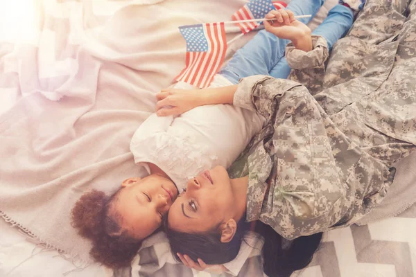 Anne kızı omzuna başını dinlenme