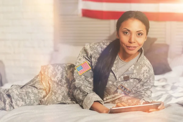 Чудова військова жінка позує з планшетом — стокове фото