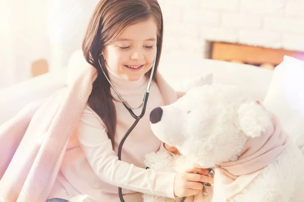 Positivo encantado menina medição pressão — Fotografia de Stock