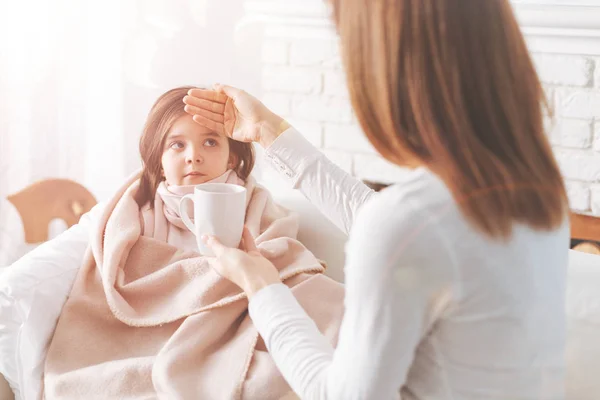 Mujer amable tratando a su hijo enfermo — Foto de Stock