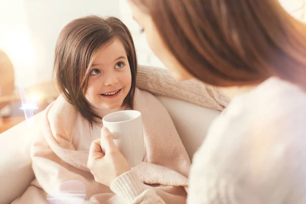 Piękne dziecko słucha uważnie jej mama — Zdjęcie stockowe