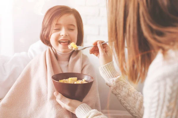 Hezká dívka umístění se zavřenýma očima — Stock fotografie