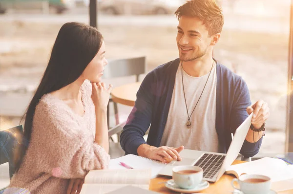 Neşeli öğrenciler restign birlikte