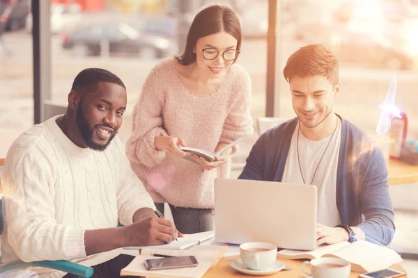 Projede çalışan olumlu üniversite arkadaşları