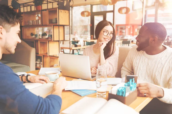 Neşeli öğrenciler kafeteryada oturan