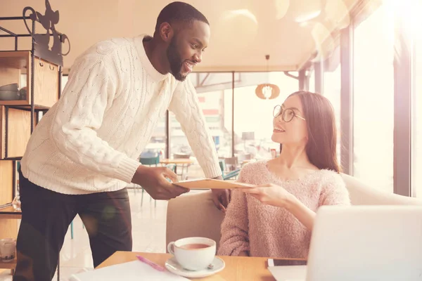 Jeune homme positif donnant une lettre à son ami — Photo