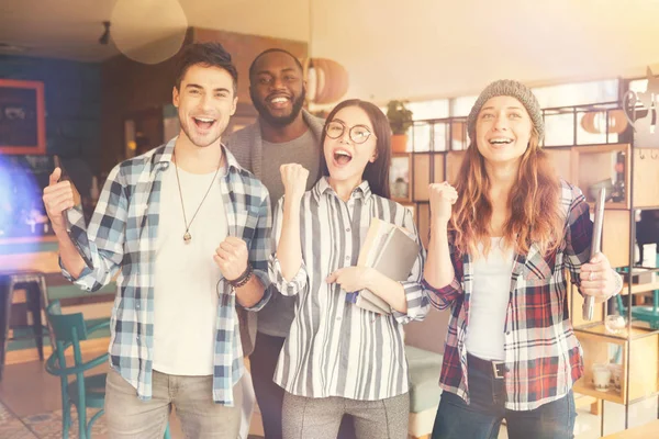 Estudiantes alegres de pie en la cafetería — Foto de Stock