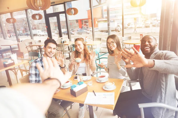 Allegro amici internazionali seduti nel caffè — Foto Stock