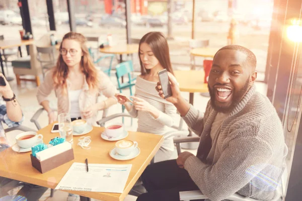 Positiv afro amerikansk student sitter i caféet — Stockfoto