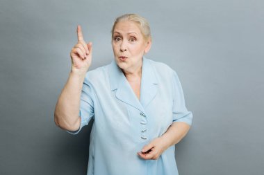 Çekici kadın kıdemli fikir sahip olmak