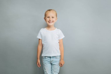 Sevimli çocuk kameraya poz