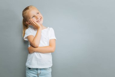 Sevimli çocuk yeni oyuncak hakkında rüya