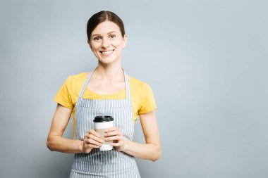 Kahve içmek için olumlu memnun genç kadın