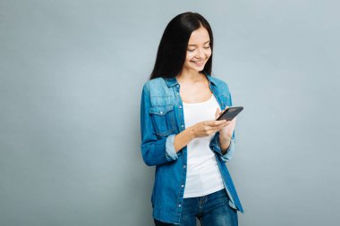 Mutlu kadın kişi online sohbet olan