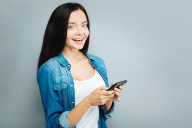 Portresi esmer yüzünde o tutma gülümseme memnun.