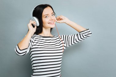 Neşeli kız kamera kulaklık ile poz