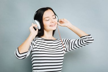 Rahat esmer sakin müzik dinleme