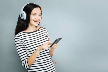 Telefonunu kullanarak erkek portresi memnun