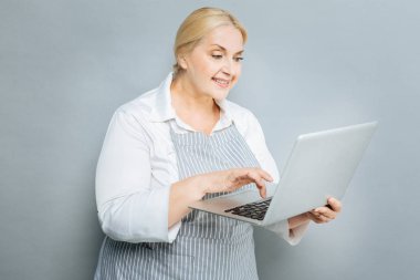 Özenli emekli onu laptop kullanma