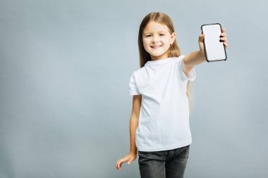 Pozitif kız cep telefonu gösterilen