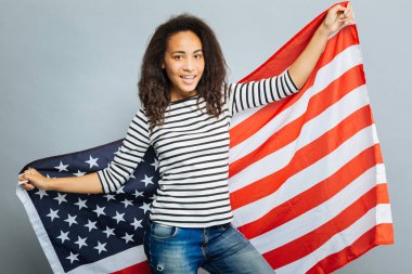Vatansever kadın büyük Amerikan bayrağı gösteren