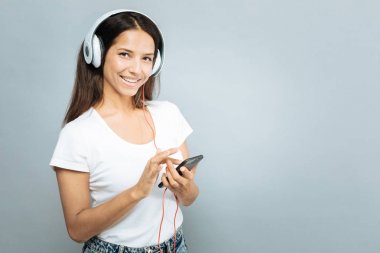 Neşeli kız favori müzik dinleme