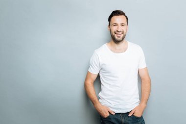 İzlerken ve kameraya gülümseyen yakışıklı adam