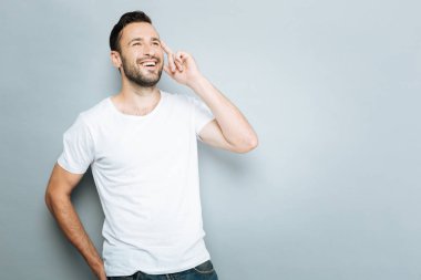 Mutlu erkek kişi yüzünü dokunaklı