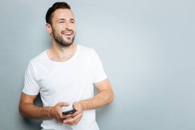 Pozitif esmer ayakta gri izole memnun