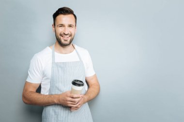 Mutlu erkek kişi onun mükemmel bir gülümseme gösterilen