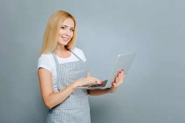 Pozytywne zadowolona Blondynka posiadania laptopa — Zdjęcie stockowe
