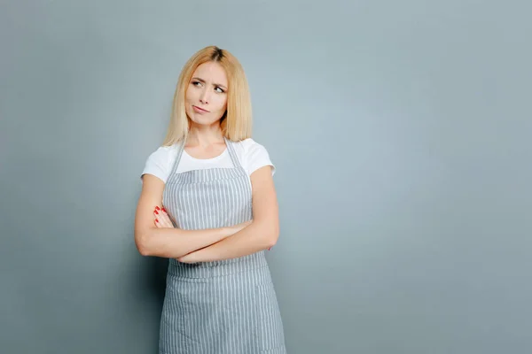 Glædelig kvindelig person gør ansigter - Stock-foto