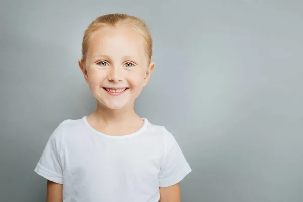 Portret van het meisje glimlachend dat verheugen — Stockfoto