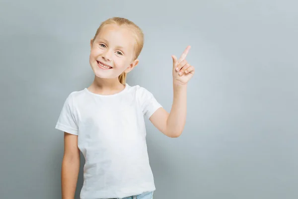Радостное дитя, поднимающее указательный палец. — стоковое фото