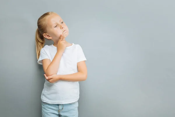 Niña haciendo cara seria —  Fotos de Stock